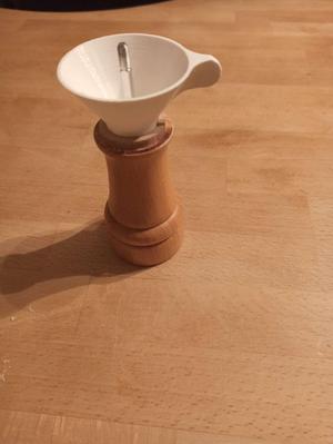 Small funnel with handle