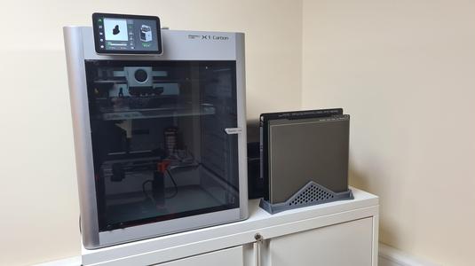 Bambu Lab x 5 Build Plate Holder. With and without hexagon holes