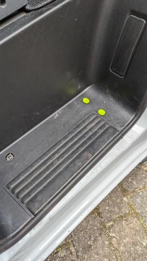 Abdeckkappe für Loch in der Einstiegsstufe