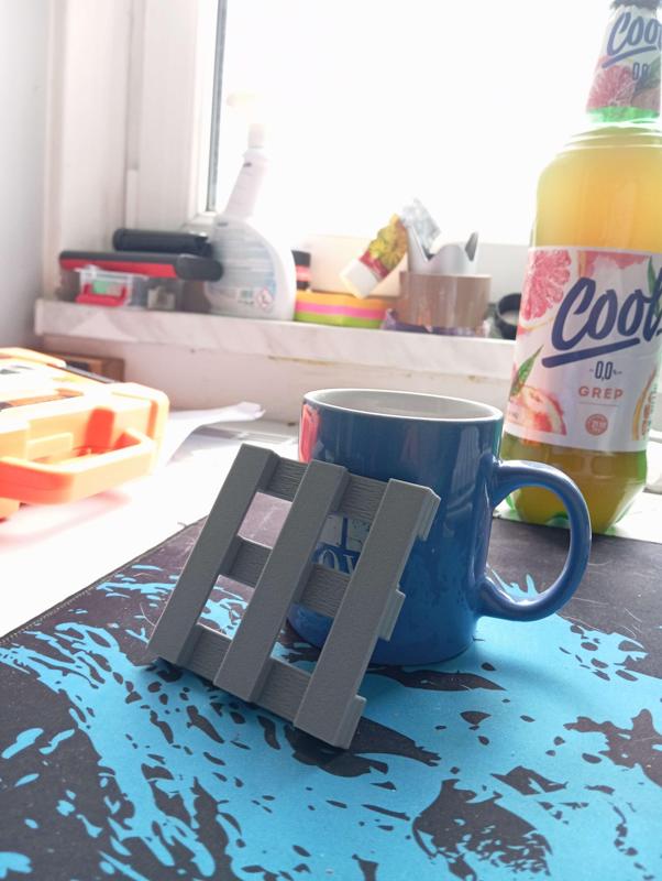 Pallet saucer under the mug