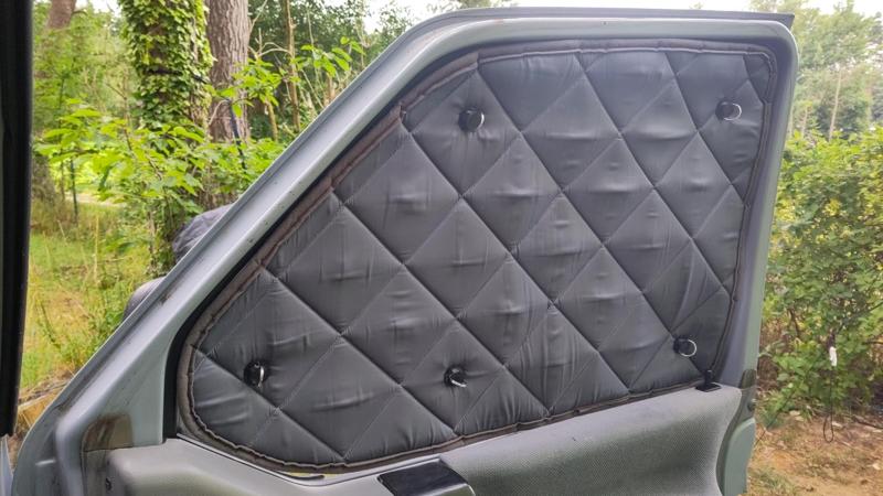 Darkening caps for suction cups of insulated window covers VW T4