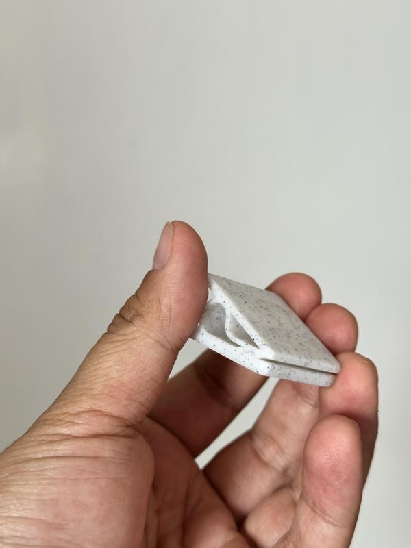 Magnet clip for cards and photos