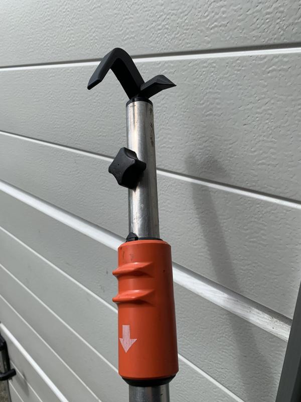 vine tendril wall removal hook fitting into a gardena telescope handle