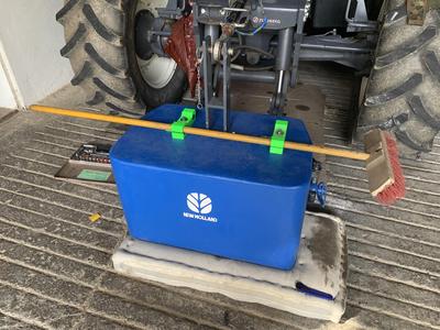 Halter Besen Schaufel an Frontgewicht Traktor