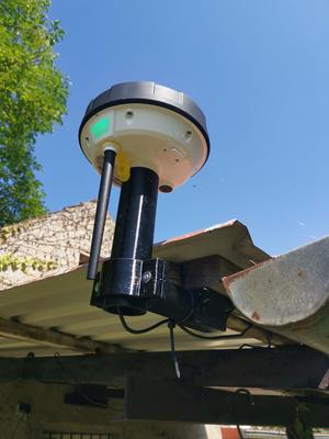 Mammotion RTK antenna under roof mount