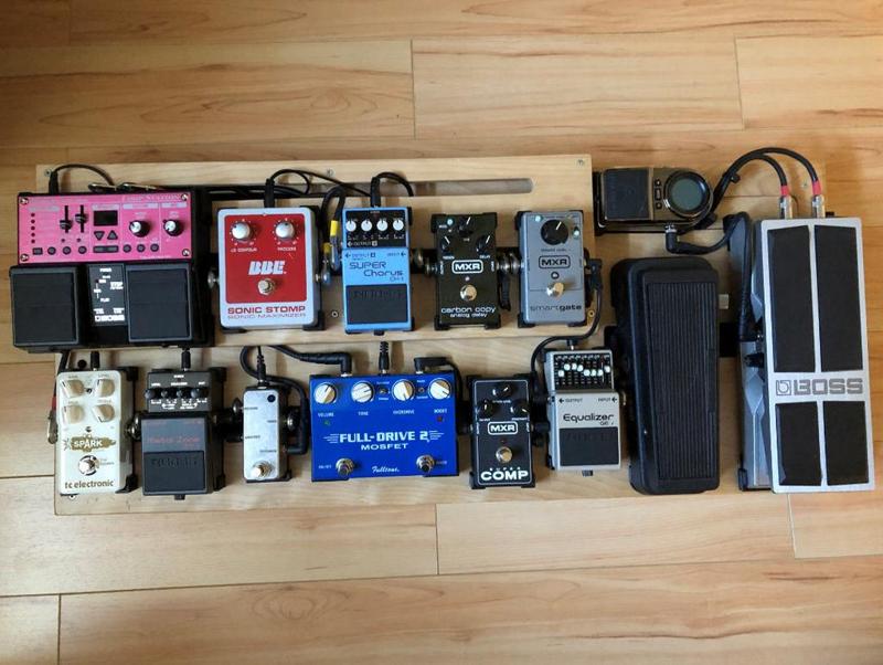 Guitar pedalboard brackets