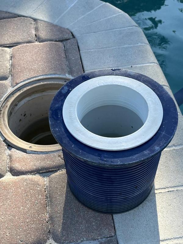 Skimmer basket floating weir