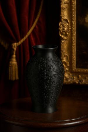 Royal Noir Vase – Elegant Vase with Baroque Ornament