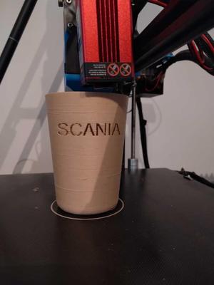Scania tasse dans porte goblet