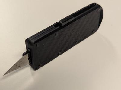 Keychain with retractable scalpel blade
