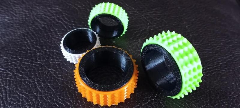 Spinning fidget ring