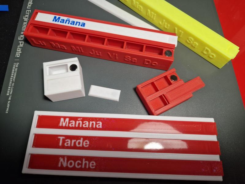 Customizable Pill Dispenser / Pastillero