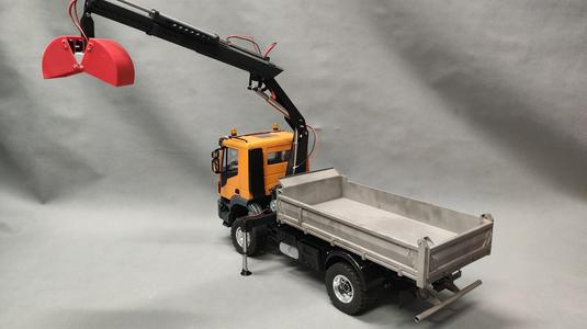 Electric folding loader crane with clamshell grab and pallet fork in 1:14 scale