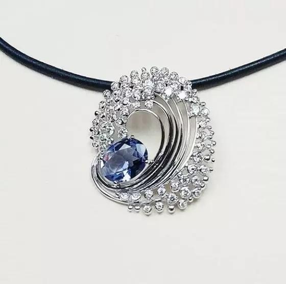 Wave pendant with dimonds