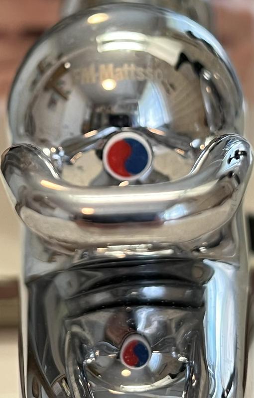 Hot and cold badge for sink