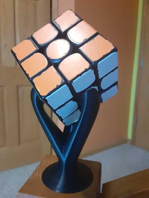 flowy cube stand