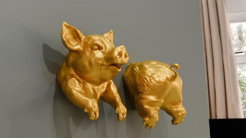 Pig portal funny wall art, wall mounted with nail hole at back