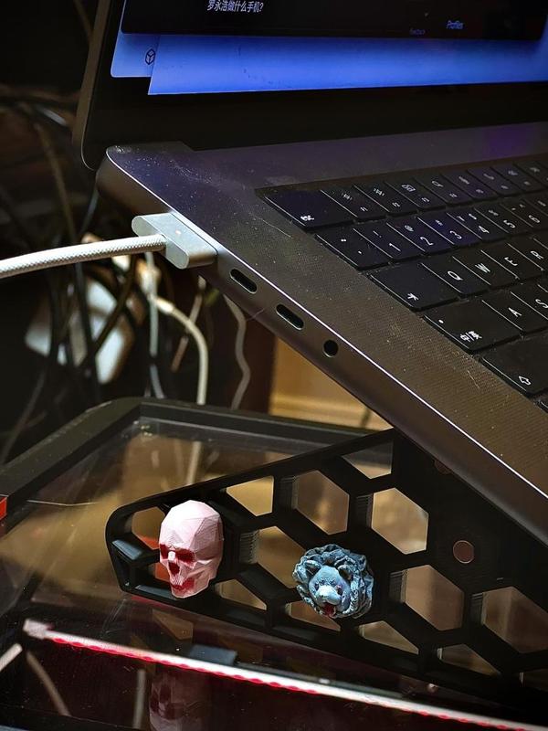 MacBook laptop stand puzzle