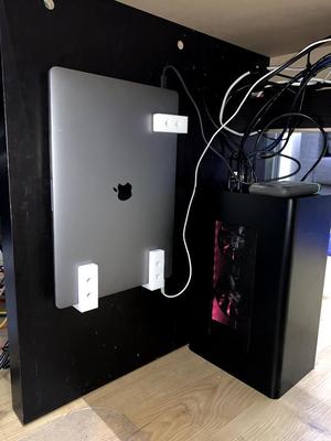 Macbook wallmount supports