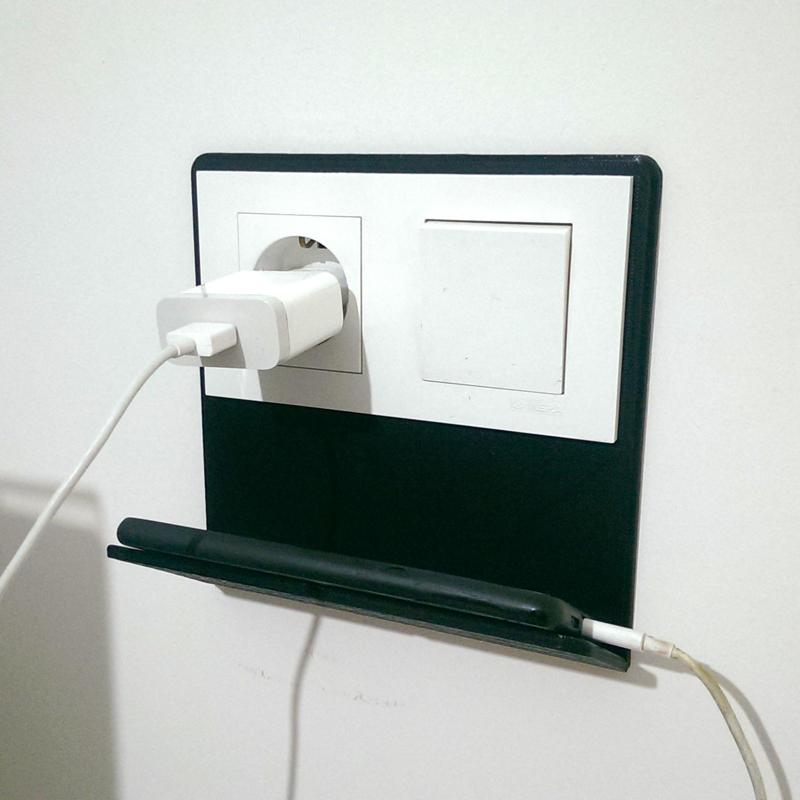 PHONE HOLDER FOR PLUG