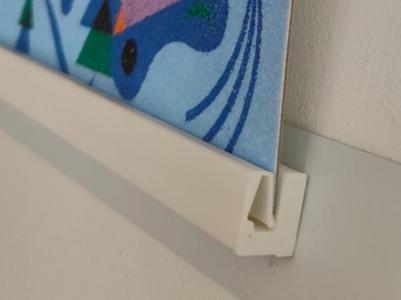 minimalistic magnetic clip in picture or card rail