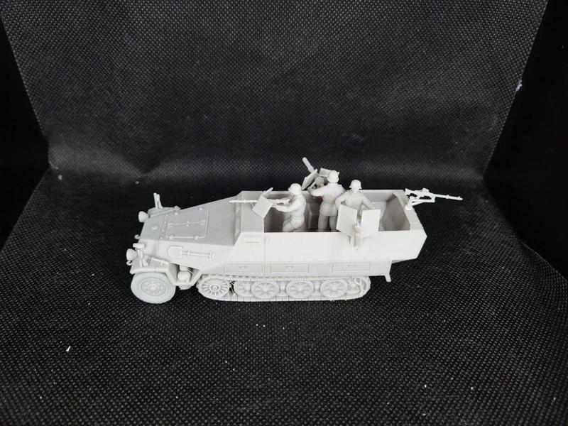 Half-track Sd.Kfz.251/16 Ausf.D Flammpanzerwagen + Crewmen (Germany, WW2)