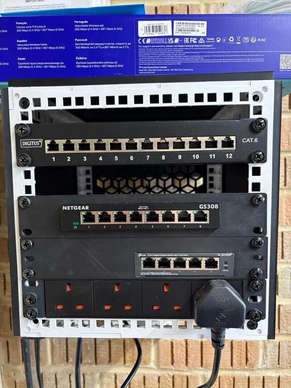 TL-SG1005P 10 inch rack mount   