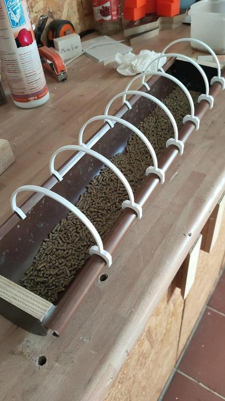 Chicken Feeder gutter bracket Bügel für eine DN100 Dachrinne - Hühner Futterrinne