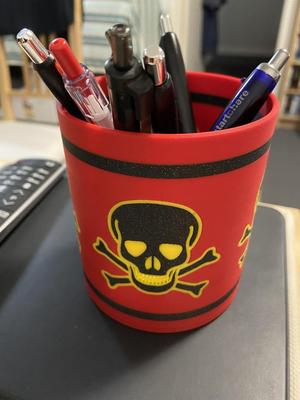 Pen Holder Skull & Crossbones MMU