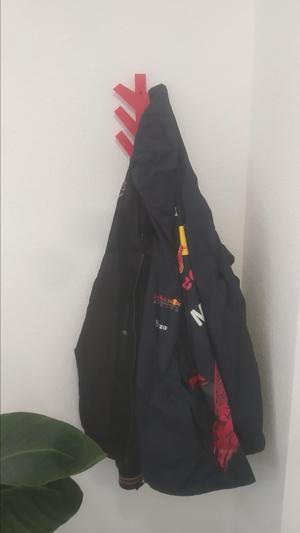 Arrow shaped cloth hanger