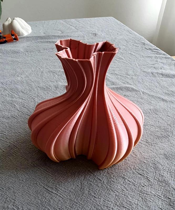 Curvy vase with rounded stripes
