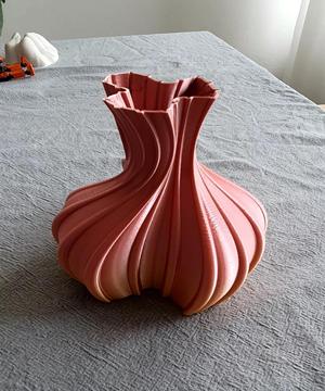 Curvy vase with rounded stripes
