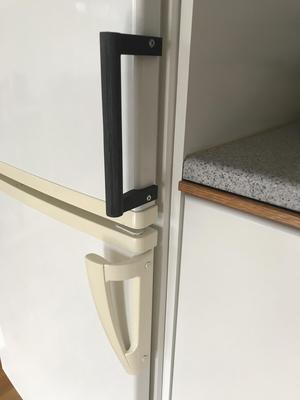 Simple fridge handle