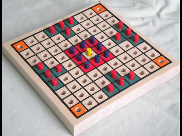 VINKING CHESS (HNEFATAFL)