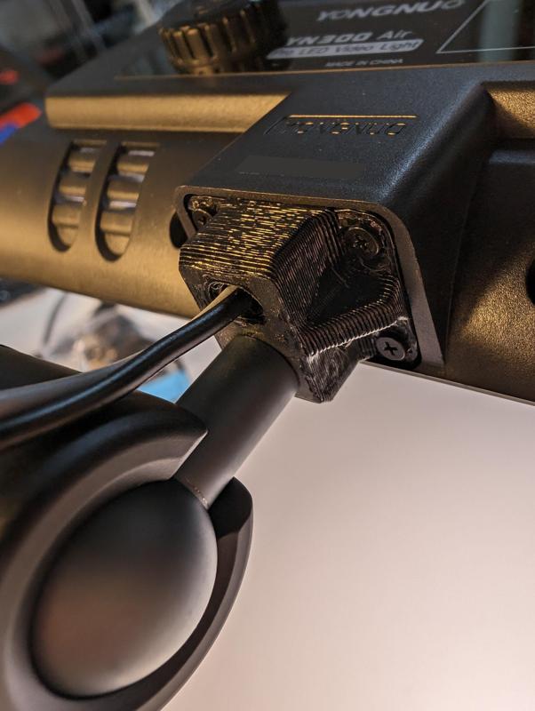 Yongnuo YN300 Air 6,35 mm (1/4") Mount with Cable Feed-Through