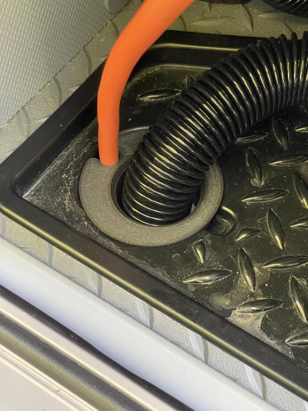 Frankia Verschlussstopfen Versorgungsabteil mit Kabeldurchführung