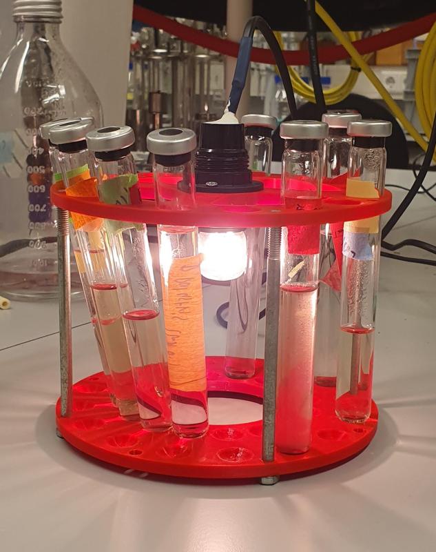 Phototrophic incubator for Hungate tubes