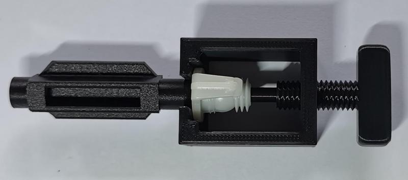 Press out tool for reflector bracket VW Golf 3