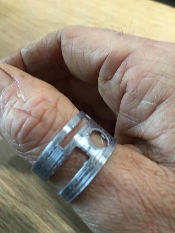 bague de pouce pratique et geometrique
