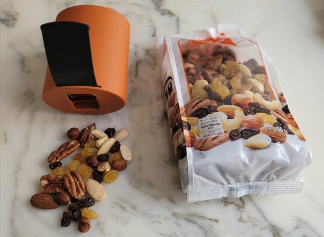 Nussspender für Rucksack "NUT-O-MAT"