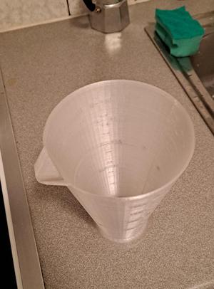 Measuring cup / Messbecher