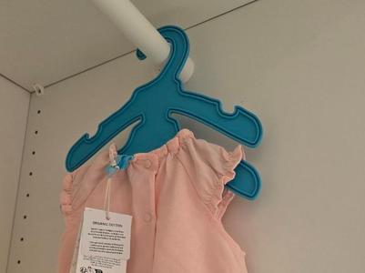 Space-saving double hanger for children and babies