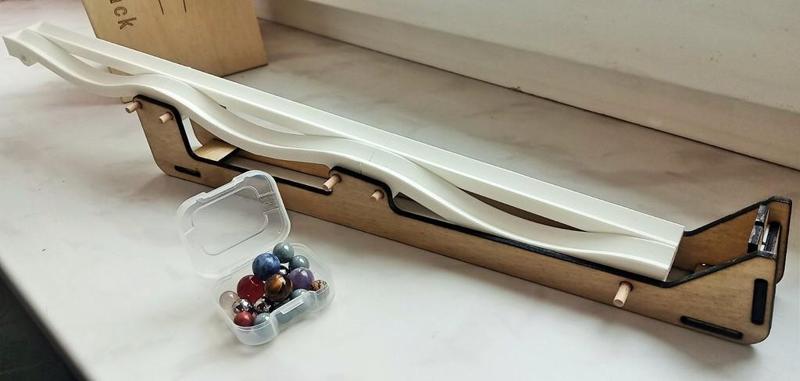 Gravitational illusion ball track / ramp