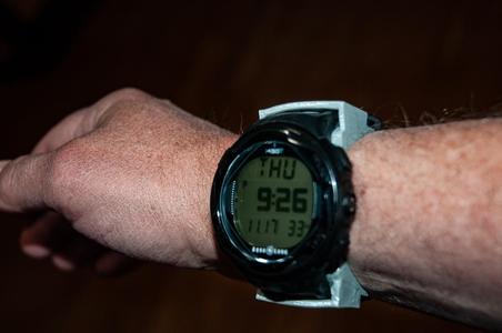Dive computer wrist edge spacer