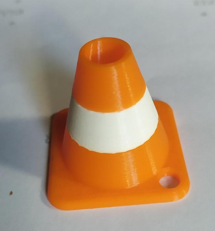 slalom cone ; cône de slalom