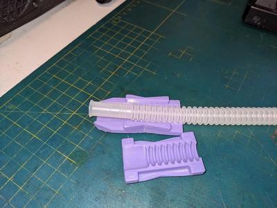 Vice/clamp for corrugated fuel pipe/hose; OD10 hose