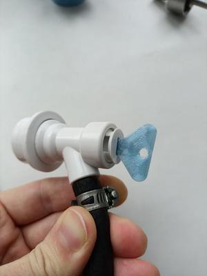 Key for opening the valve for carbonating water