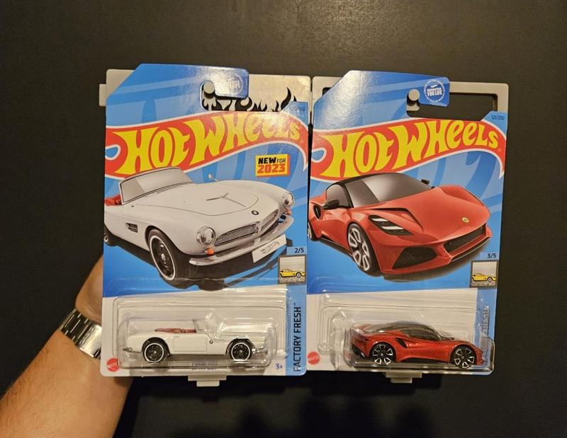 HOTWHEELS HANGER
