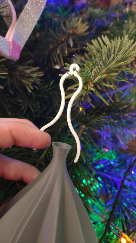 Replacement hooks for christmas baubles