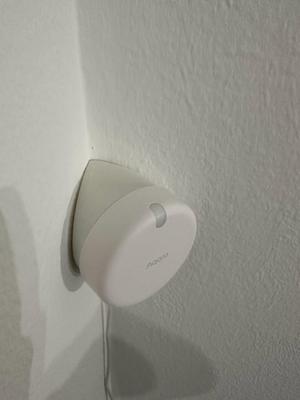 Corner bracket/mount for Aqara FP2.